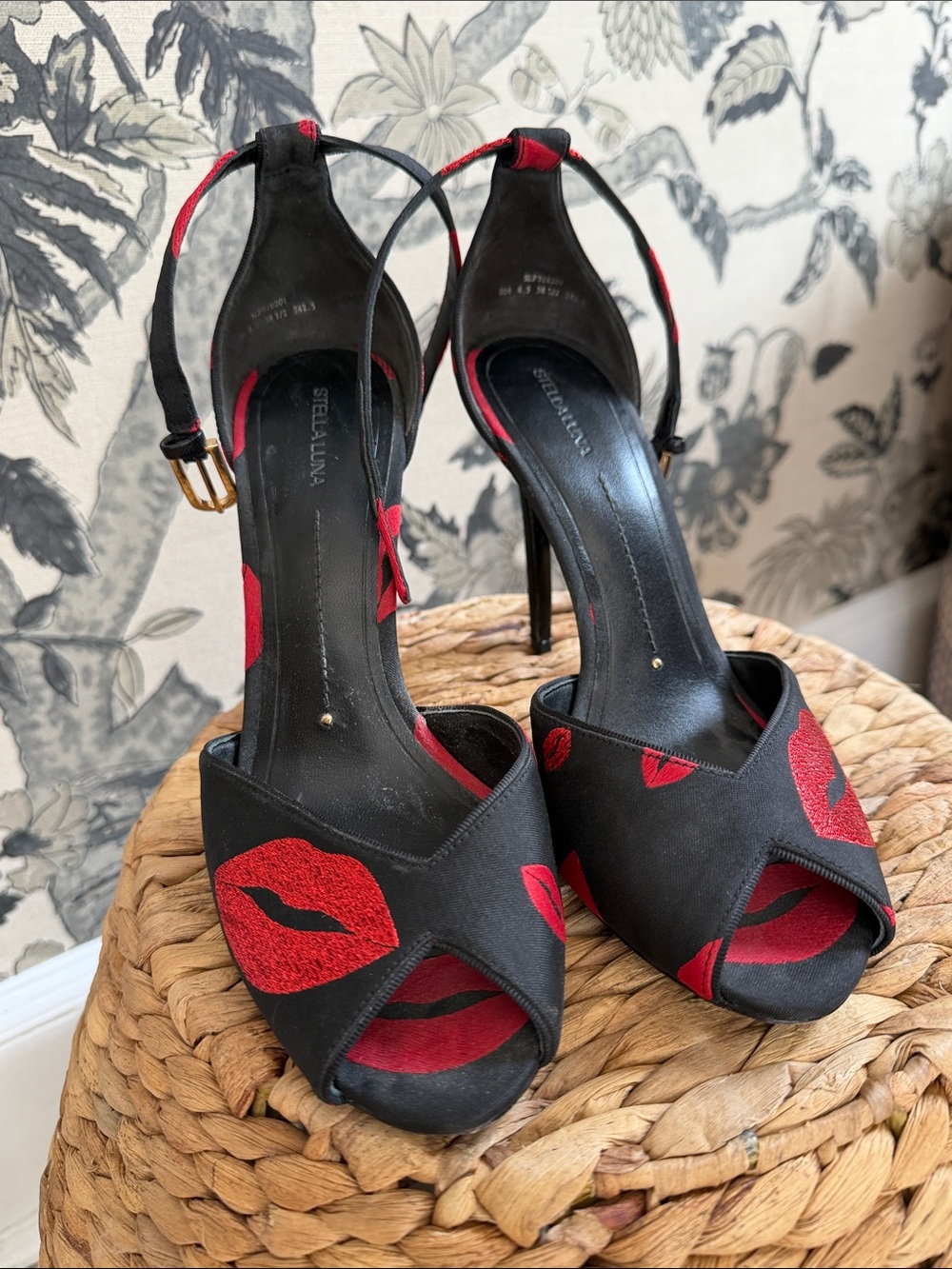 STELLA LUNA Black Peep-Toe Heels with Red Lips Motif